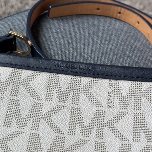 Michael Kors Belt Bag / Fanny Pack - Picture 3 of 4